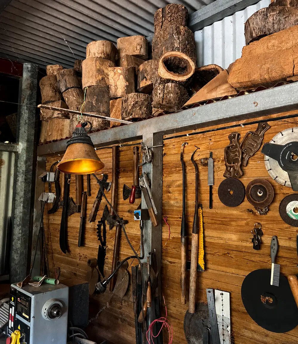 L'atelier, mur d'outils et billes de bois en réserve