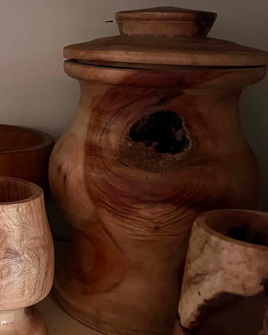 Pot en bois avec couvercle tourné