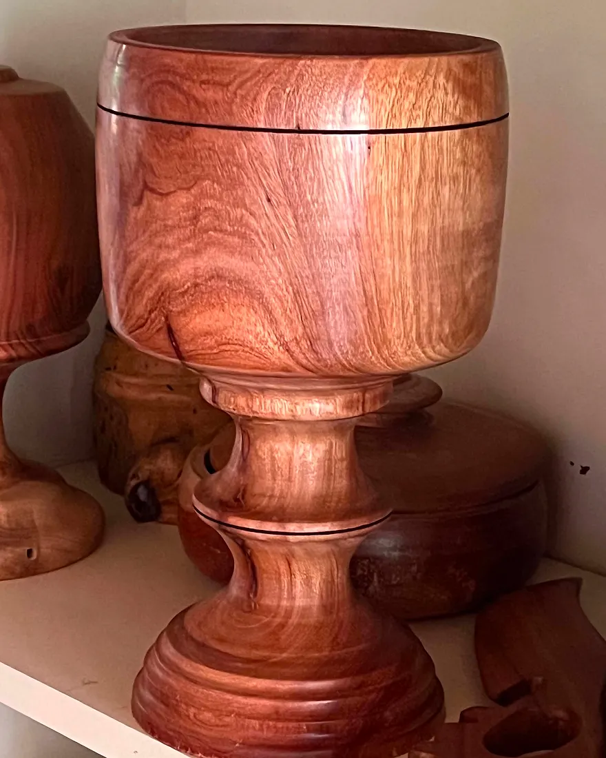 Grande coupe couverte sur pied, tournée dans une seule pièce de bois
