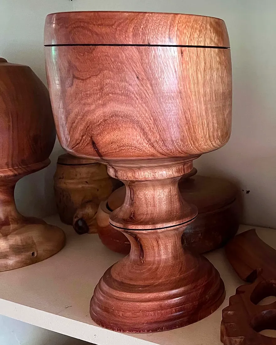 Coupe sur pied en bois tourné
