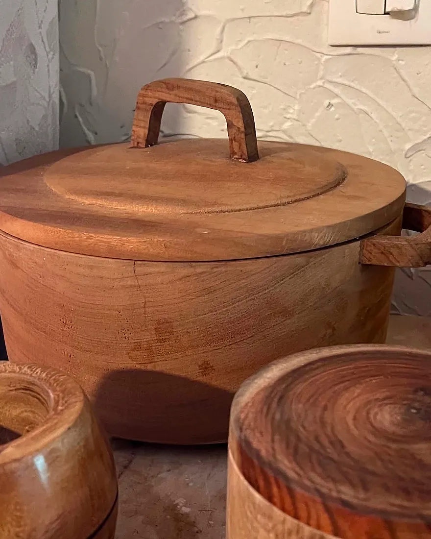Marmite en bois avec couvercle et anses