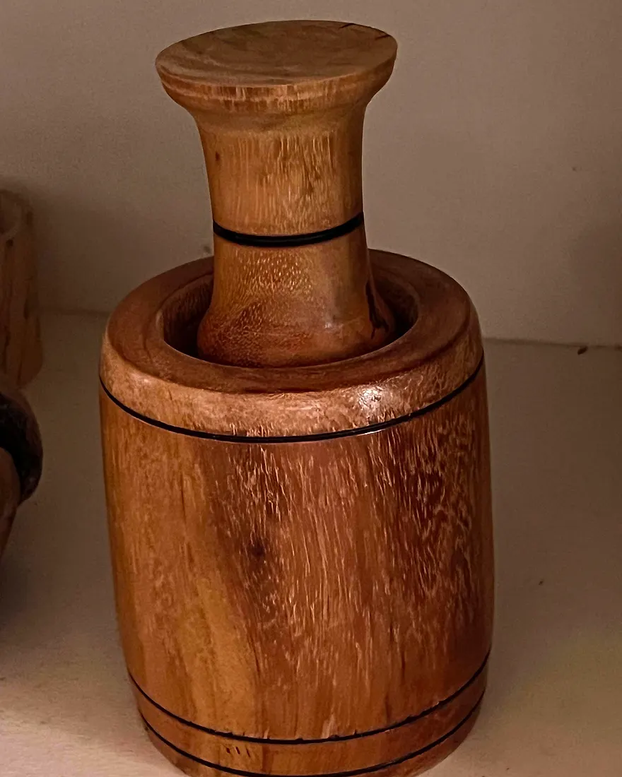 Moulin à épices en bois avec filets noirs