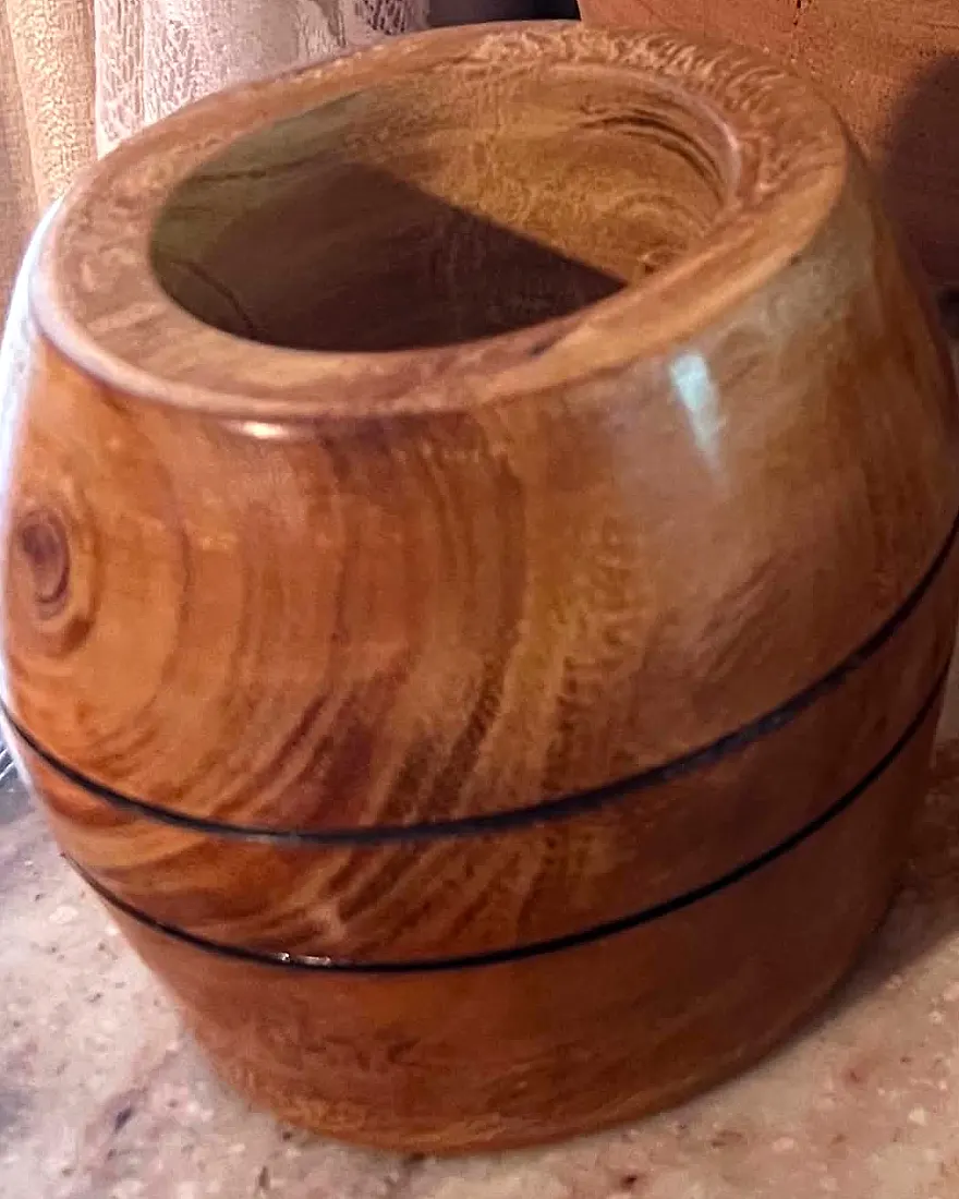 Petit pot en bois cerclé de filets noirs